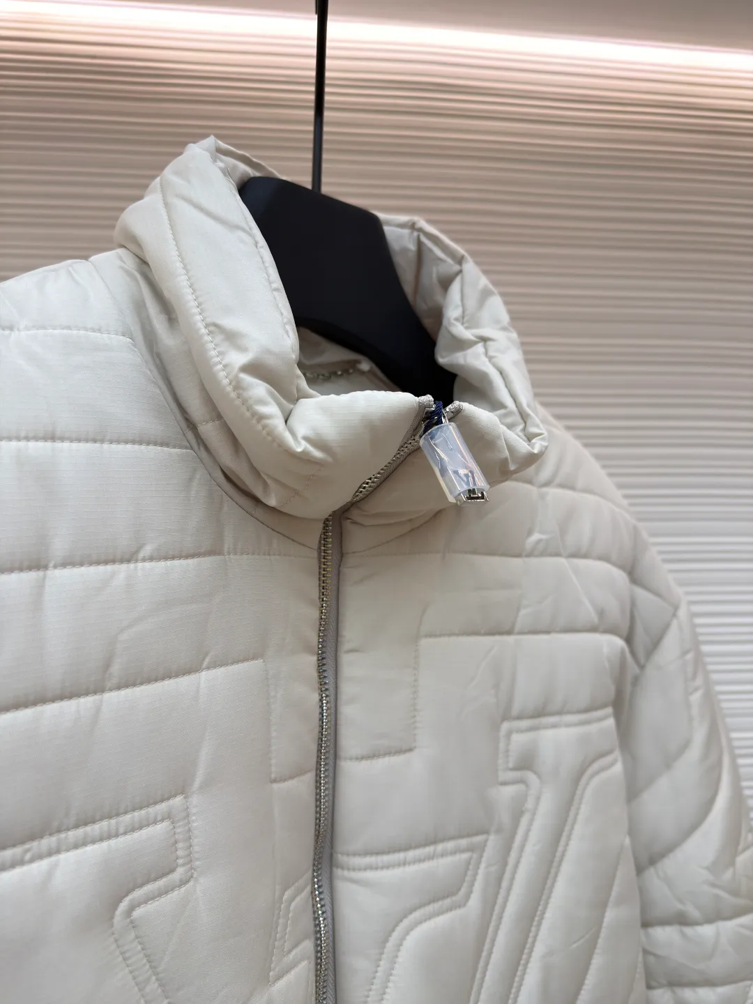 LOUIS VUITTON stand collar cotton jacket ●Original version: purchased and developed by 27775 ●Item number: 1681222-D15 ●Fabric: down fabric ●Technology: embroidery production ●Color: white ●Version: fitted version ●Weight: about 995 grams ●Size: S-M-L-XL ●Description: This diamond-shaped pattern is designed with gusseted cotton. It feels very comfortable. It is not only warm but also classy. The button-type opening and closing can highlight your temperament. The upper body is fashionable and versatile, suitable for various daily wear. It is one of the must-have items in winter. The overall wiring is straight and delicate, the fabric is comfortable and soft, and the color is consistent without color difference. It can be matched with the same style to create a fashionable look and control various occasions. Customized accessories, complete with three standards, same style for men and women!